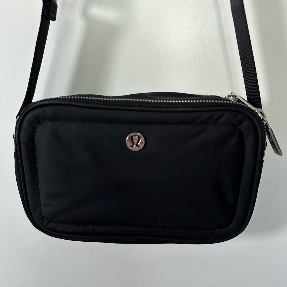 LULULEMON Crossbody Camera Bag 2L Black with silver hardware